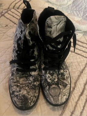 Dr. Martens Women's Black and Gray Patterned Lace-Up Boots